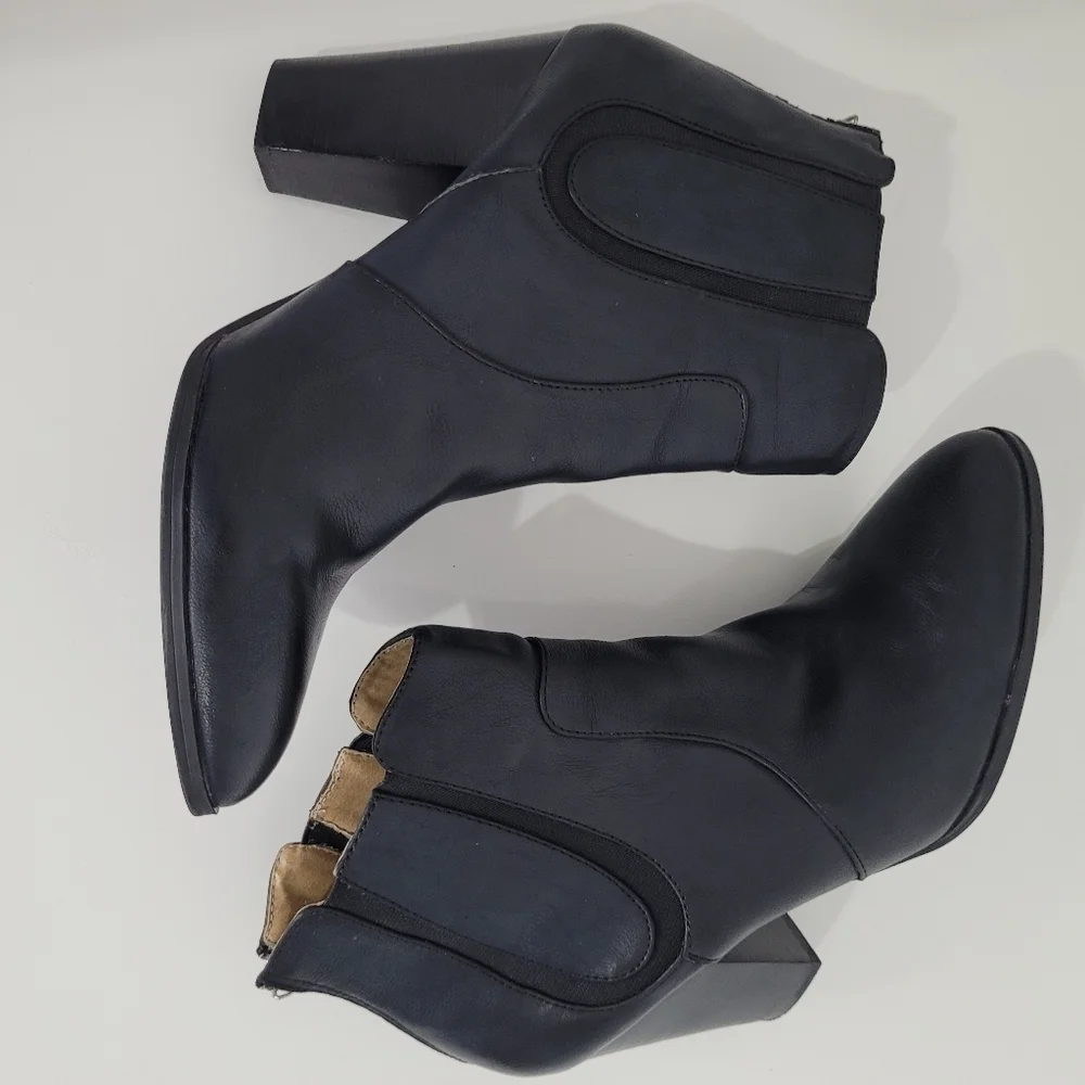 Adrienne Vittadini black leather booties